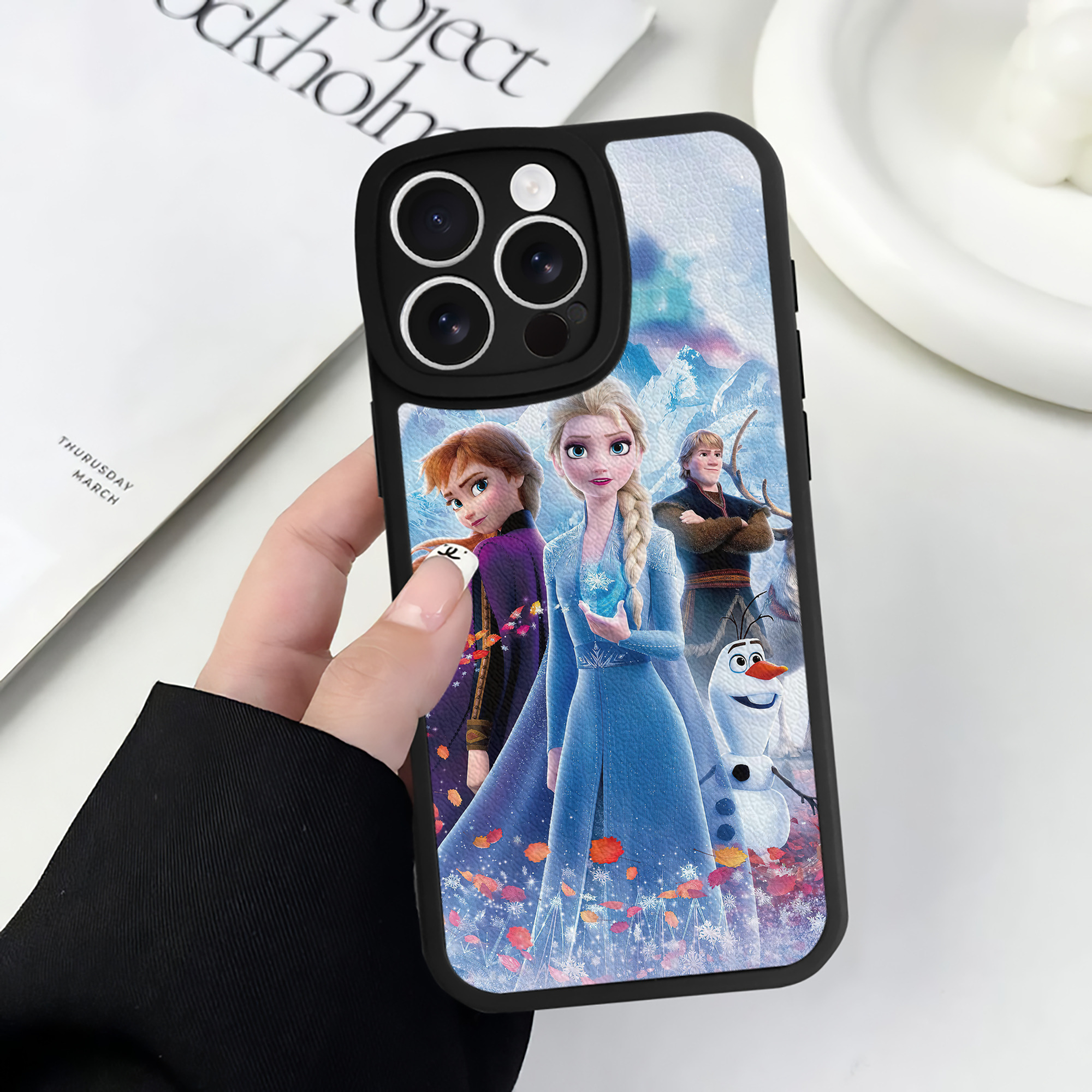 （画像用） アナと雪の女王 アンナ エルサ Frozen Anna Elsa 【iPhone 16シリーズ対応】シリコンスマホケース（レザー調） 材質：シリコン